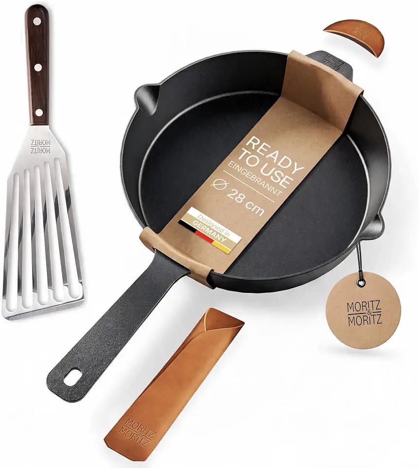 Moritz & Moritz Gusseisenpfanne Induktion 28 cm - Voreingebrannte Antihaft Pfanne Gusseisen Induktion für alle Herdarten, Ofen & Grill geeignet - Inkl. Pfannenwender - Cast Iron Pan Induction