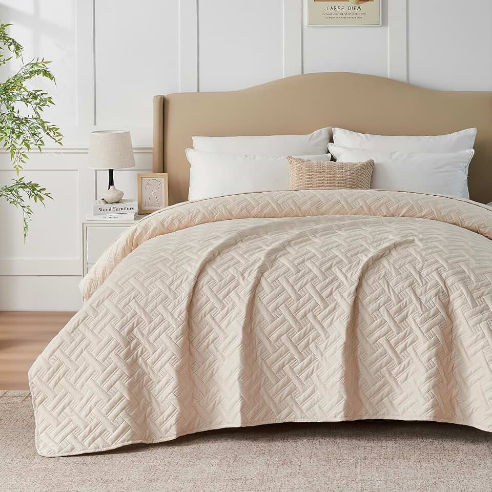 beeweed Feel Elegante Tagesdecke mit Ultraschall-Prägung in Beige 240 x 260 cm – Vielseitige Wohndecke als Bettüberwurf oder Sofaüberwurf, Steppdecke Stil Ideal als Bedspread