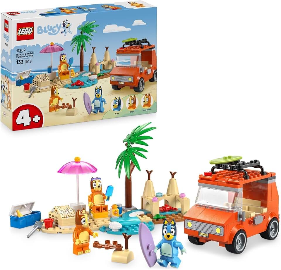 LEGO Bluey: Blueys Strandausflug - Spielzeug mit 3 Minifiguren inkl. Bingo & Chilli, Plus 2 Surfbretter, Sandburg & lustiges Zubehör - Geschenk zum Geburtstag für Mädchen & Jungen ab 4 Jahren - 11202