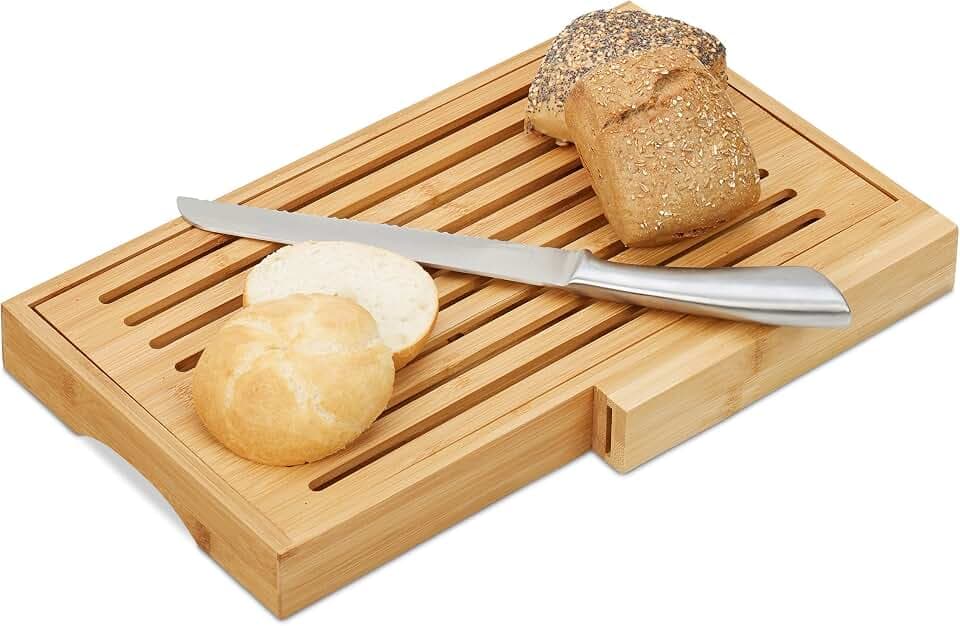 Relaxdays Brotschneidebrett, praktisches Brotbrett mit Messer aus Edelstahl, Krümelrost, Bambus, HBT, Holzfarbe/Silber, Hellbraun