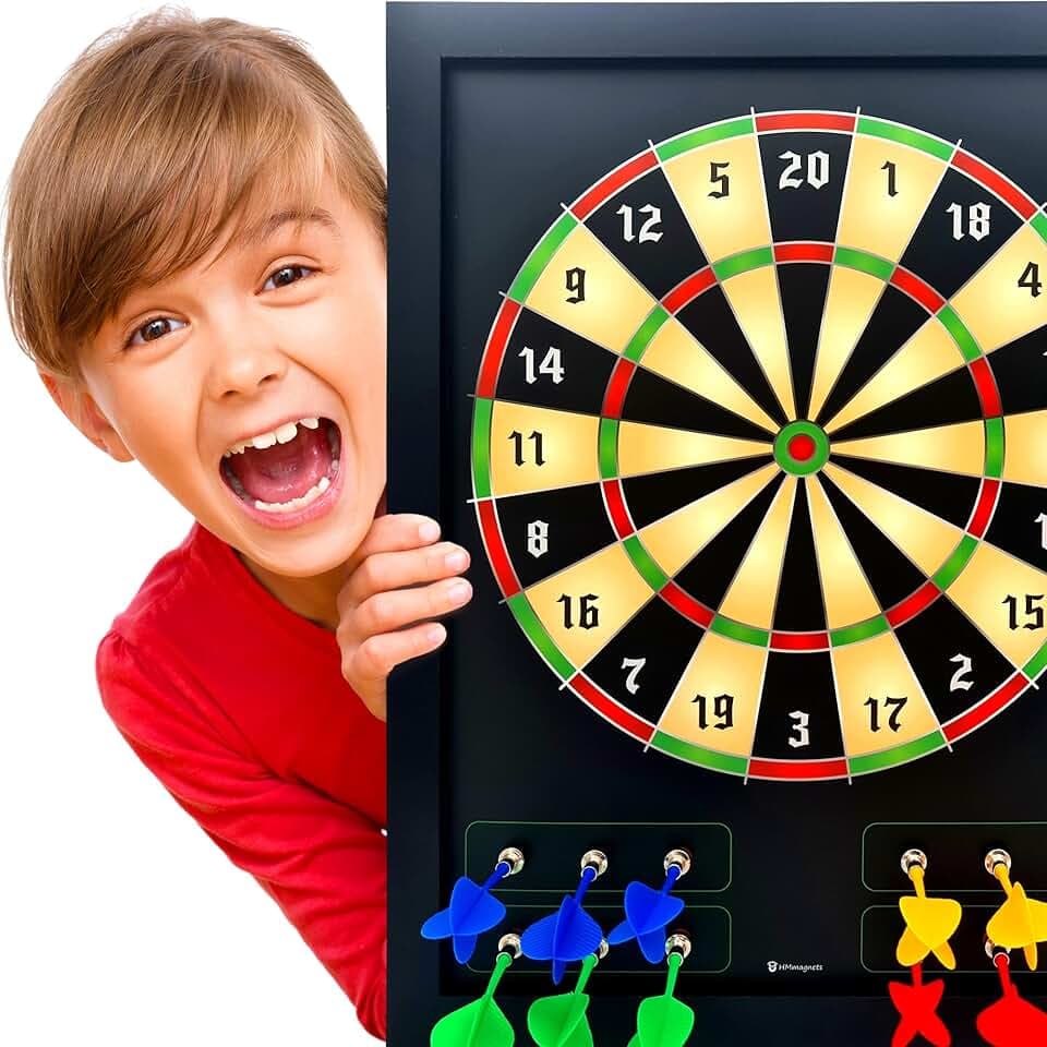 HMmagnets Große und sichere magnetische Dartscheibe (Holzrahmen) für Kinder und Erwachsene – lustiges Spiel für bis zu 4 Spieler – inklusive 12 bunten Dartpfeilen + trocken abwischbaren Punktebrett (2
