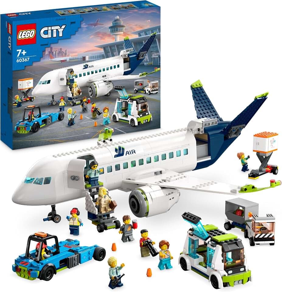 LEGO 60367 City Passagierflugzeug Spielzeug-Set, großes Flugzeug-Modell mit Fahrzeugen des Flughafen-Bodenpersonals: Vorfeldbus, Pushback-Schlepper, Catering-Lader, Gepäckwagen und 9 Minifiguren