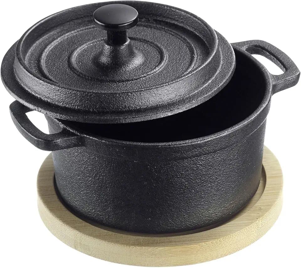 Westmark Gusseiserner Topf Tapas + Friends – kleiner Gusseisentopf mit Deckel, für alle Herdarten geeignet, auch Induktion und Grill, inkl. Bambus-Untersetzer – Eisen, 250 ml