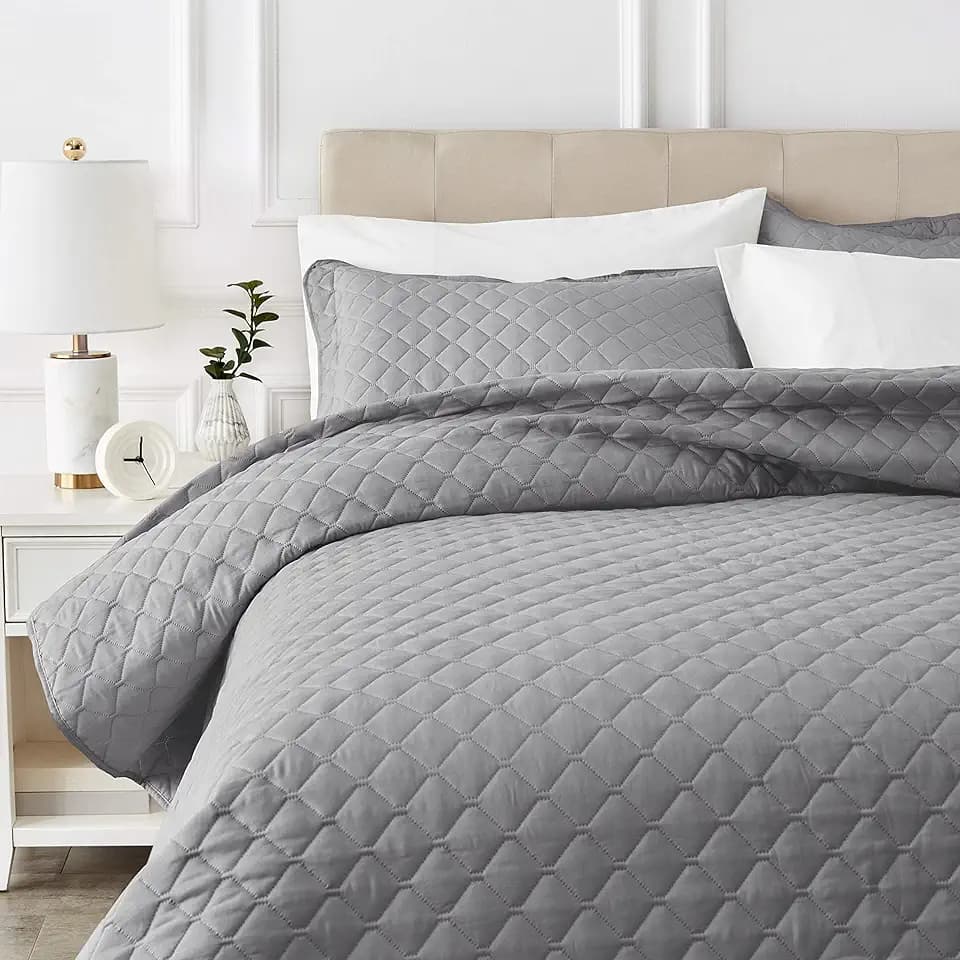 Amazon Basics Übergroße Steppdecke mit Prägung, 170 x 210 cm, Dunkelgraues Diamantmuster