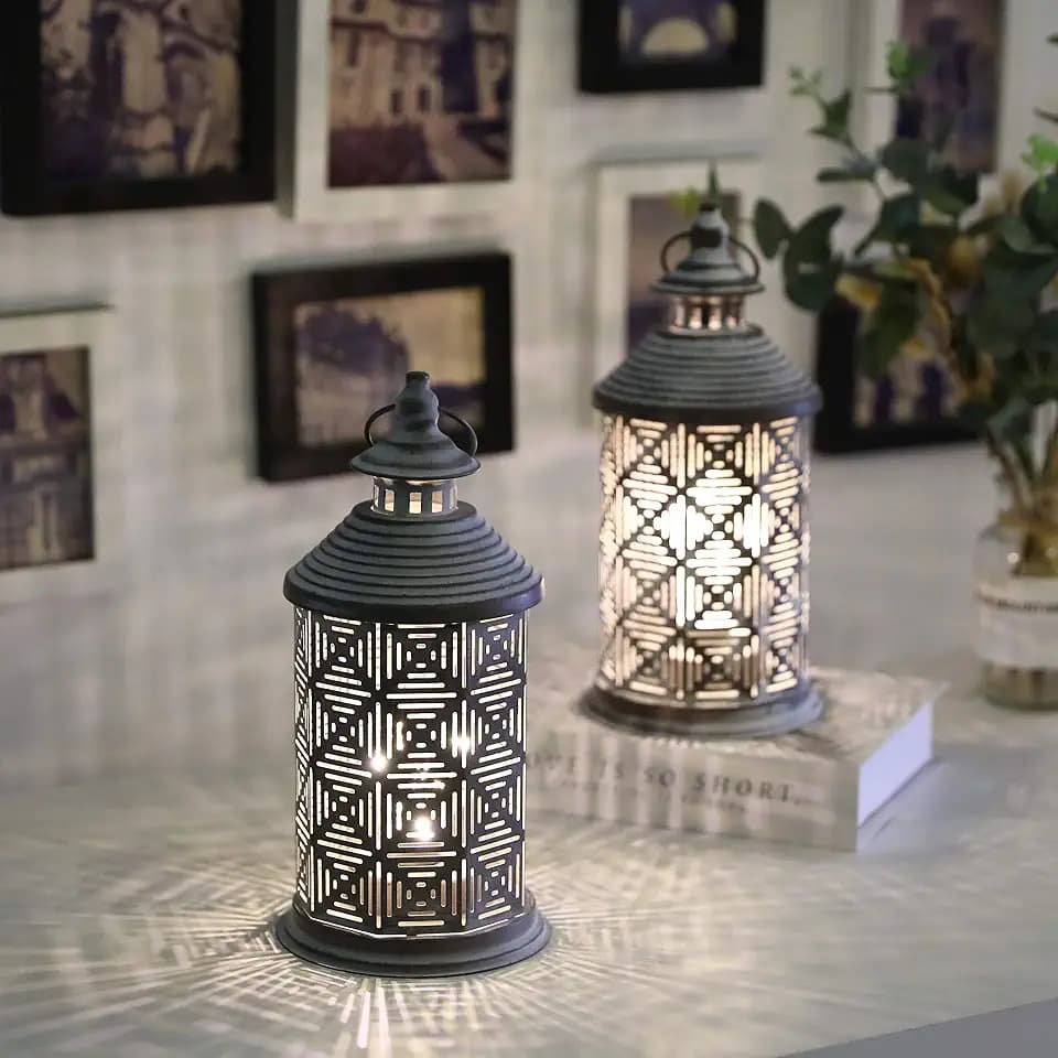 JHY DESIGN 2er-Set Metall Hängend Tischlampen Batteriebetriebene 26,5 cm Hohe Akku-Lampe Batterie Nachttischlampe für Wohnzimmer Schlafzimmer Party Innen Balkon Garten Außen(Quadratisches Muster)