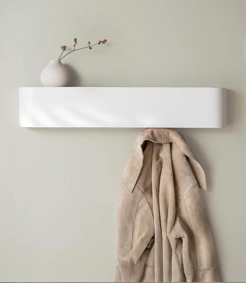 Kazai. Wandgarderobe 'Toke' | Moderne Design-Garderobe mit verdeckten Wandhaken | Garderobenpaneel aus furniertem Vollholz | Weiß