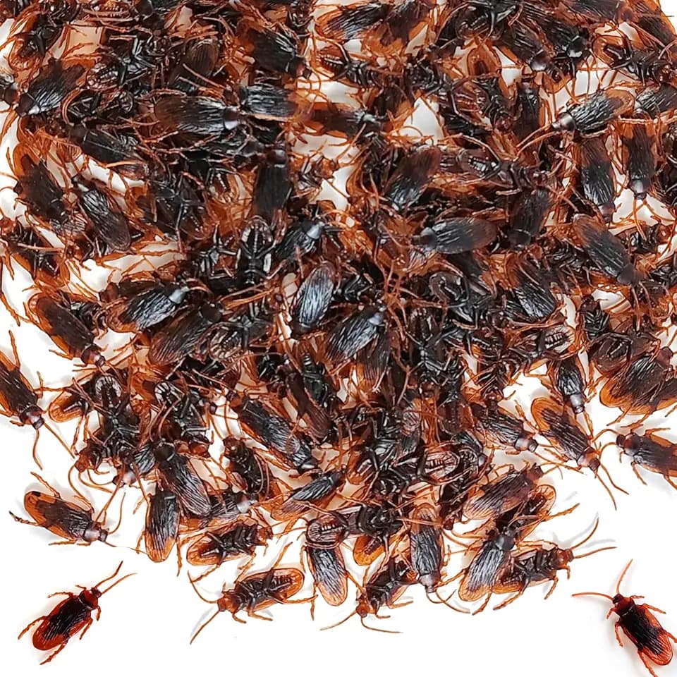 GXXMEI 500PCS 1.77inch Prank Fake Roaches, Favorite Trick Joke Toys Look Real, Scary Insects Realistic Plastic Bugs, Novelty Cockroach for Party, Christmas, Halloween, Fool's Day