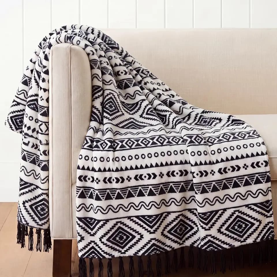 CASAAGUSTO Boho-Überwurfdecke – schwarz und weiß, dekorative Decken mit Quaste, bedruckter Flanell, Bohemian-Überwurfdecke für Stuhl, Bett, Sofa, Couch (50 x 60 cm, schwarz und weiß)