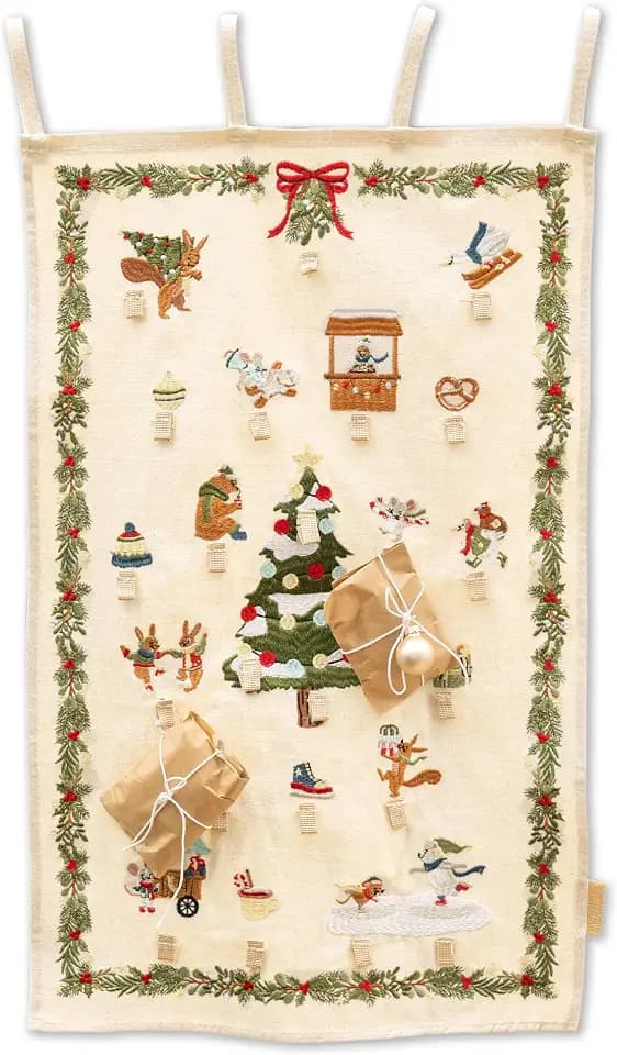 Papierdrachen Adventskalender 2025 - bestickter Wintertiere-Wandkalender in Beige - 24 Schlaufen zum Befüllen & Aufhängen - hochwertig & wiederverwendbar