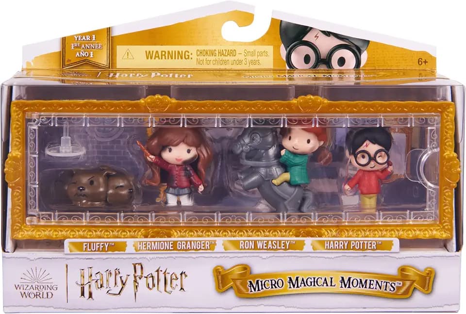 Wizarding World Harry Potter - Micro Magical Moments Sammelfiguren Geschenkset mit Harry Potter, Ron Weasley, Hermine Granger, Hund Fluffy und Setzkasten, ab 6 Jahren, Fanartikel