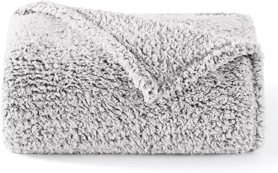 BEDSURE Decke Sofa Kuscheldecke Flauschig Hellgrau - Warm Sherpa Sofaüberwurf Winter Decke, Dicke Couchdecke, 150x200 cm XL Flauschige Wohndecke für Couch