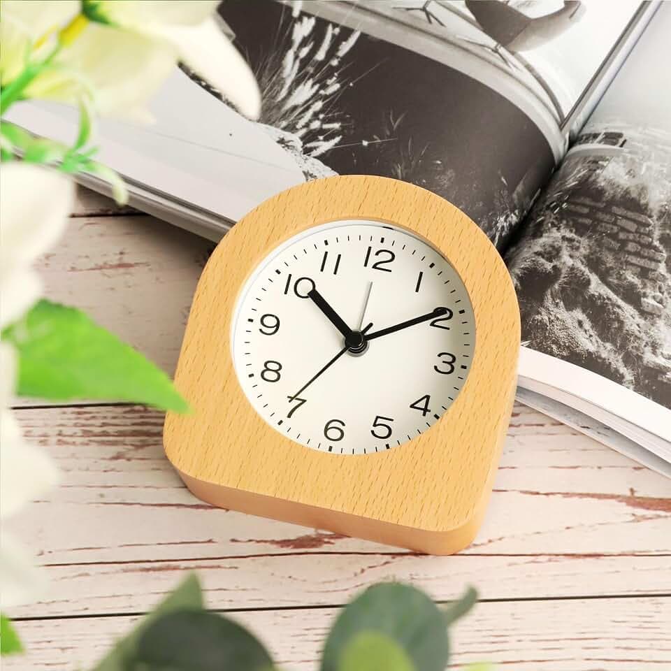 Vintage Solid Wood Analog Alarm Clock, Battery-Operated Alarm Clocks with Non-Disruptive Night Light, Non-Ticking Alarm Clock with Snooze Button and Soft Alarm Tone. (Natural Beech)