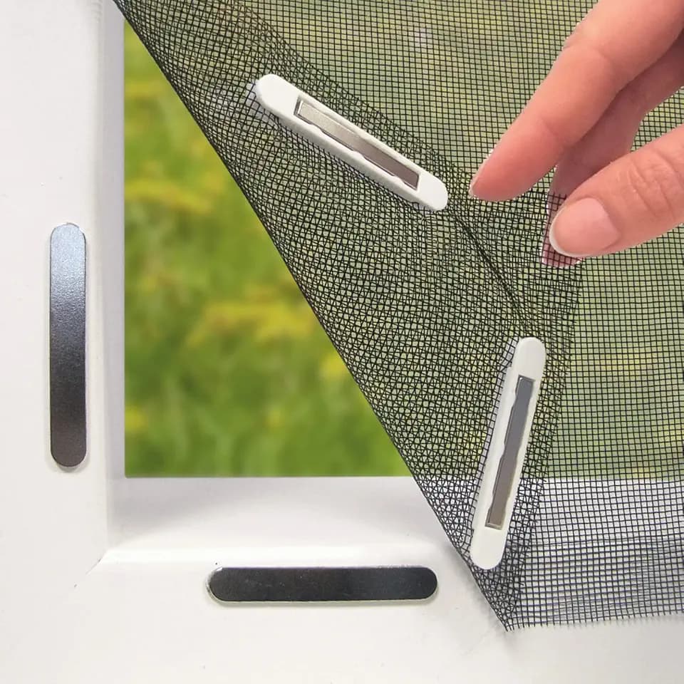 Hoberg Fenster-Fliegengitter mit innovativer Magnetbefestigung | Fliegennetz bis zu 150 x 130 cm individuell zuschneidbar, kein Bohren oder Schrauben | Moskitonetz anbringen mit 16 Magneten [Schwarz]
