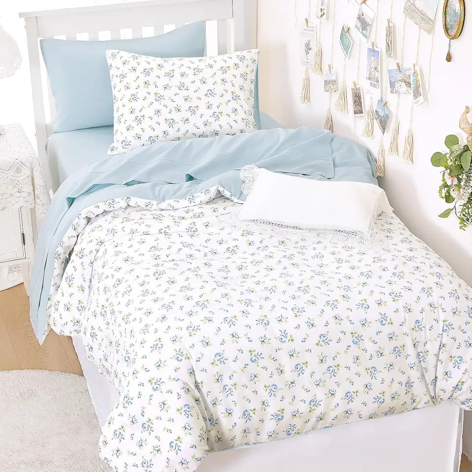 Wake In Cloud - Floral Comforter Set, Coquette Cottagecore Aesthetic Flower Shabby Chic Pattern for Women Teen Girls, Soft Lightweight Bedding, 3 Pieces, White Blue, Twin/Twin XL Size