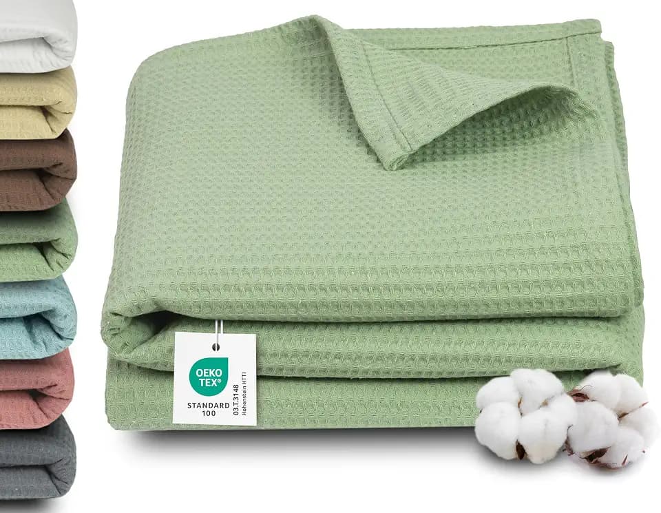 ZOLLNER Kuscheldecke in 150x200 cm - 100% Baumwolle - Zeitloses Waffelmuster - knitterarme und atmungsaktive Couchdecke in grün - waschbar bis 60°C – Hotelwäschequalität - Oeko Tex® Zertifiziert