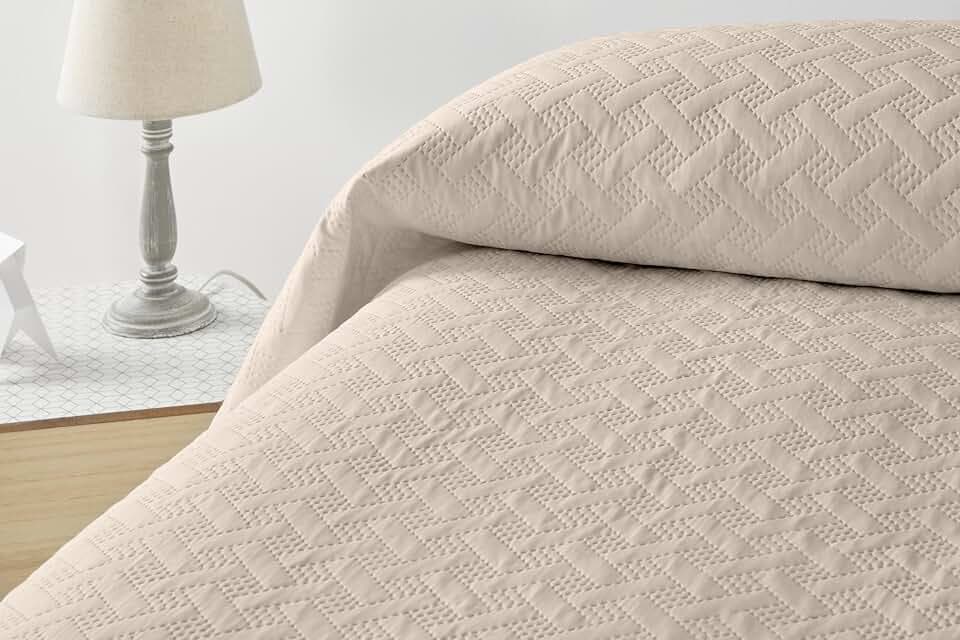 Degrees Home - LISO-Tagesdecke – 100% Polyester Mikrofaser - Leicht & Weich - Für Alle Jahreszeiten - Atmungsaktiv - Pflegeleicht - Ultrasonic Technologie für Langlebigkeit - 200x260 cm - Beige