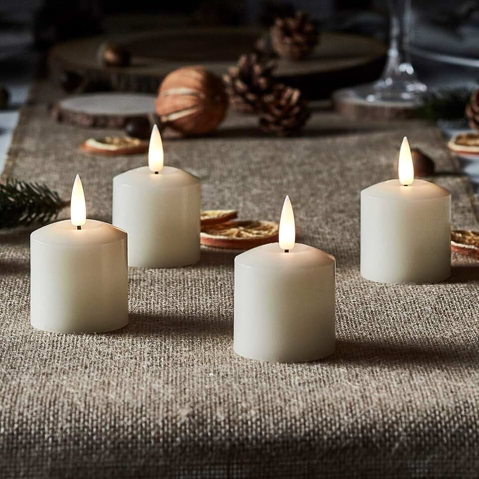 Lights4fun TruGlow® 4er-Set Teelichter-Kerzen | warmweiße LEDs | mit Timerfunktion | Batteriebetrieben | Weihnachten Advent Christfest | Echtwachs flackernde Flamme Klein | Höhe 5,5 cm | Cremefarben