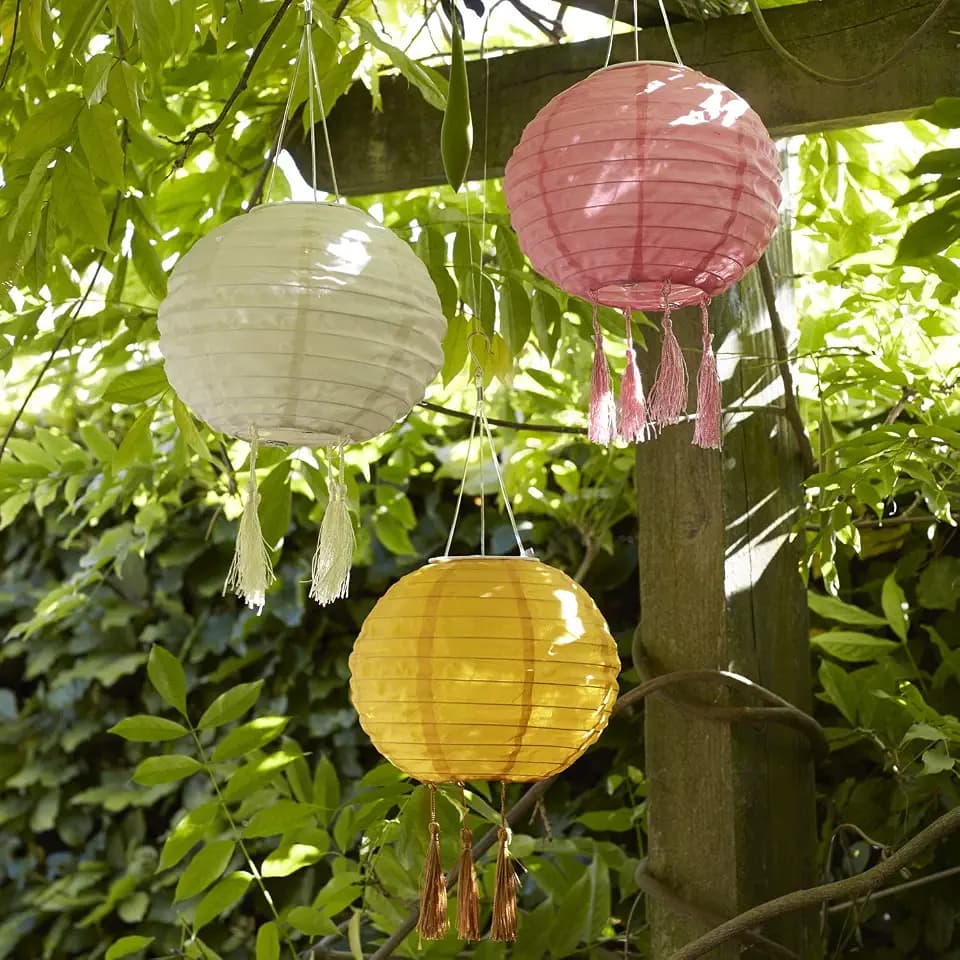Lights4fun Solar Lampions Hängend Außen 3er Set | LED Hängelaterne Garten Warmweiß | Wetterfest IP44 | Deko Balkon Terrasse Geschenkidee | ø 20 cm | Creme Gelb Rosa