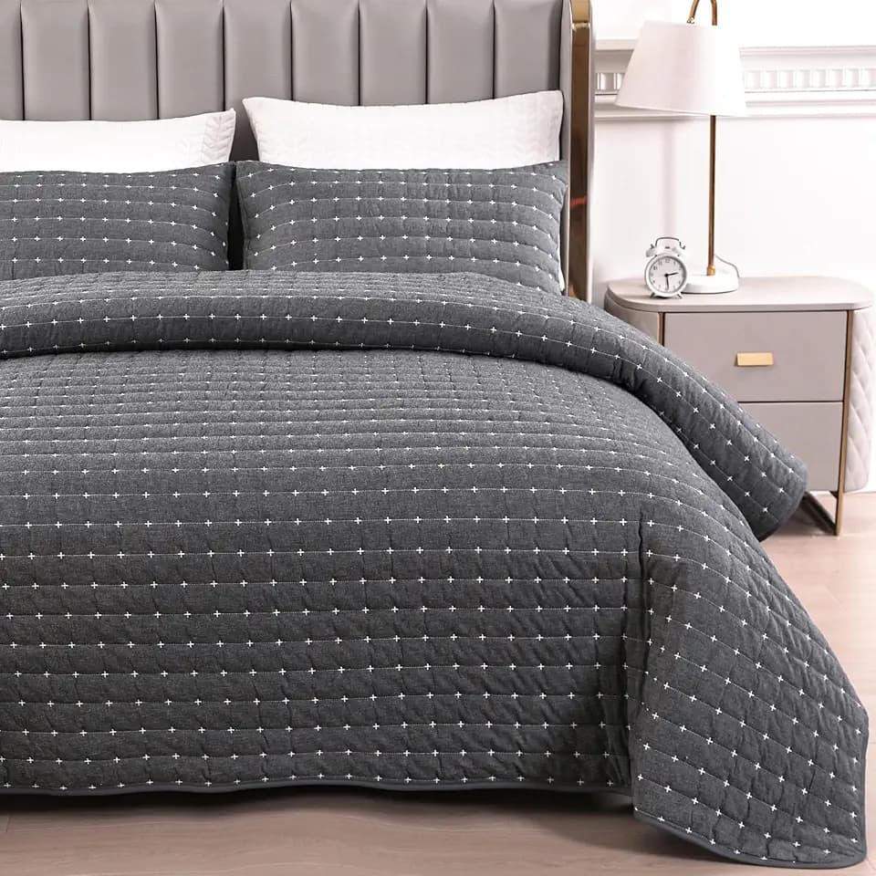 Qucover Tagesdecke 240x260cm Dunkelgrau Baumwolle Bettüberwurf Ultra Weiche Tagesdecke Stickerei, Bedspreads 240x260, Steppdecke mit 2 Kissenbezügen, Sofa Überwurfdecke Wohndecke für Bett