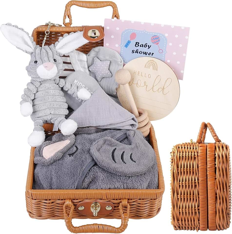 Geschenkkorb für Neugeborene: 9-in-1 Geschenk-Set Geburt, Dusche-Geschenk mit dreieckigen tüchern, Körbe, Geburtskarten, Grußkarten, Socken, Plüschtiere, Kleidung, decken, Holzrassel