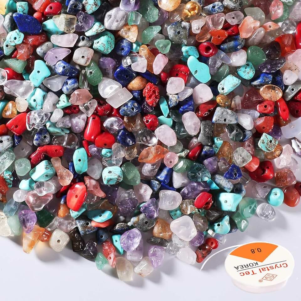 SOSMAR 700 Stück Edelsteinperlen Naturform mit Bohrung zum Basteln, Halbedelsteinperlen natur Steinperlen für Auffädeln DIY Armbänder Halskette Schmuck basteln etc., inkl. 8M Schmuckfaden