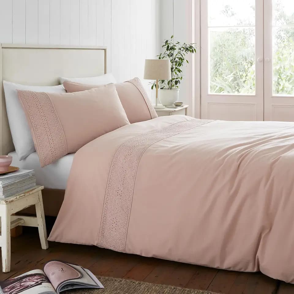 Catherine Lansfield Bettwäsche-Set für Doppelbett mit Lochstickerei und Kissenbezügen, Blush Pink