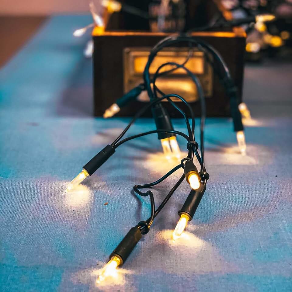 hellum Lichterkette innen mit Stecker, Mini Lichterkette 50 Lichter, warmweißes Licht, beleuchtete Länge 7,35 m, grünes Kabel, für Christbaumbeleuchtung innen, Wohnraum, Tischdeko, <59lm 835014