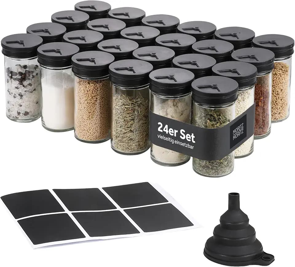 Moritz & Moritz Gewürzgläser 24er Set 80 ml - Gewürzgläser aus Glas mit schwarzen Deckeln und Aufklebern - luftdicht, wiederverwendbar und leicht zu reinigen - für Schrank und Schublade