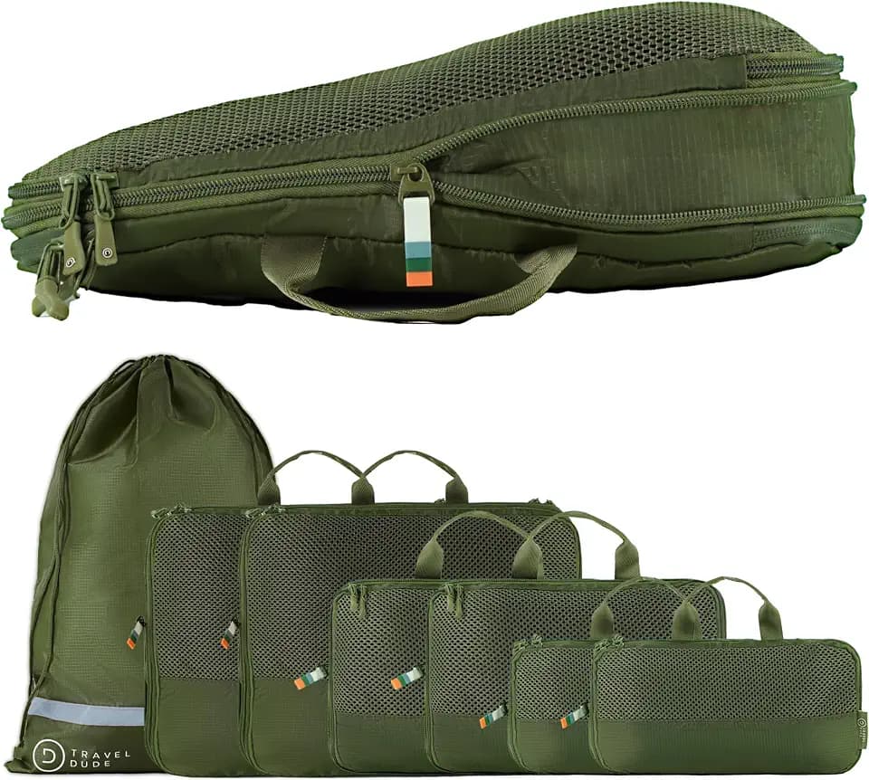 TRAVEL DUDE Packwürfel Set mit Kompression aus recycelten Plastikflaschen, Leichte Packing Cubes, Packtaschen Set für Rucksack und als Koffer Organizer, Zubehör (Wald Grün, 7-teiliges Set)