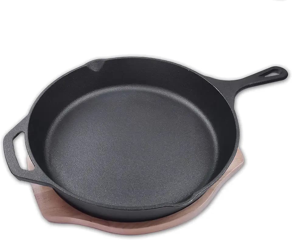 Gusseisenpfanne inkl. Untersetzer aus Birkenholz & Griffschutz - (Ø 31 cm) Gusseisen-Pfanne mit 2 Ausgüssen & 2 Griffen - kratzfest & antihaft