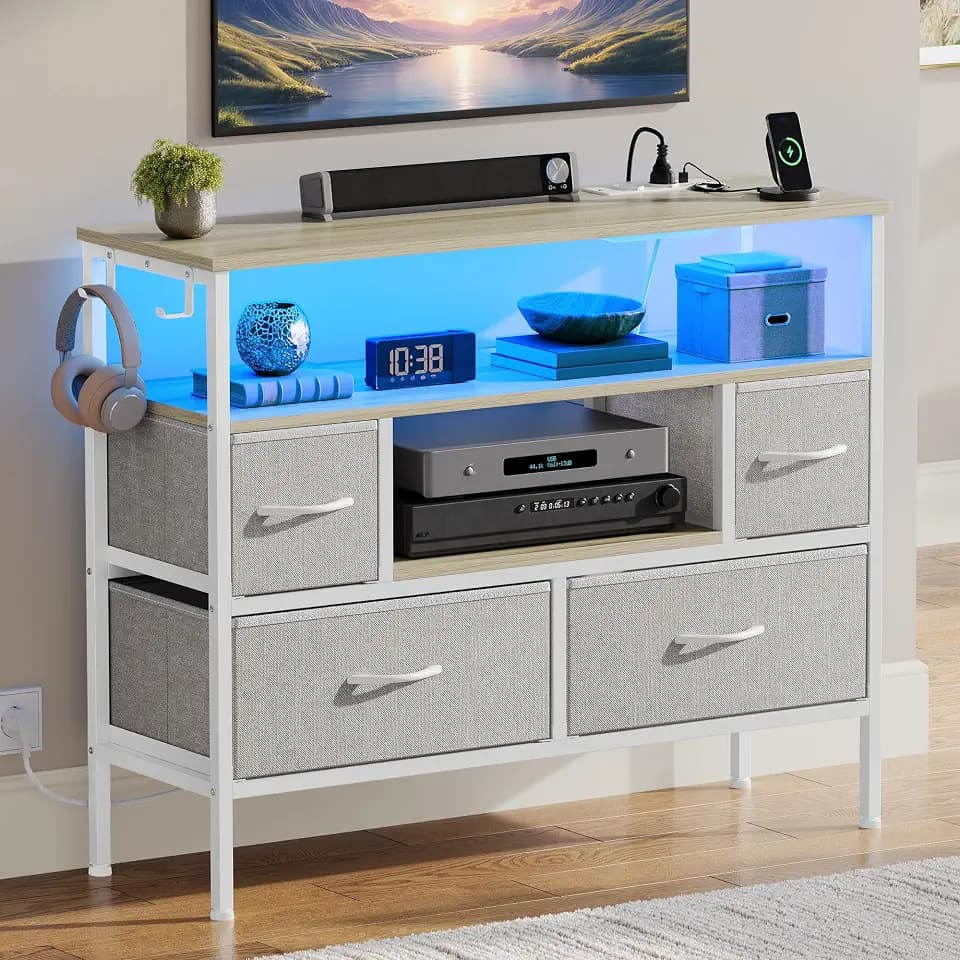 YITAHOME Kommode mit Steckdosen & LED-Leuchten, Stoffkommode mit 4 Schubladen & 2 Haken, geeignet für Fernseher bis zu 32 Zoll, Stoffkommodenschrank für Schlafzimmer, Wohnzimmer, Homeoffice, Hellgrau