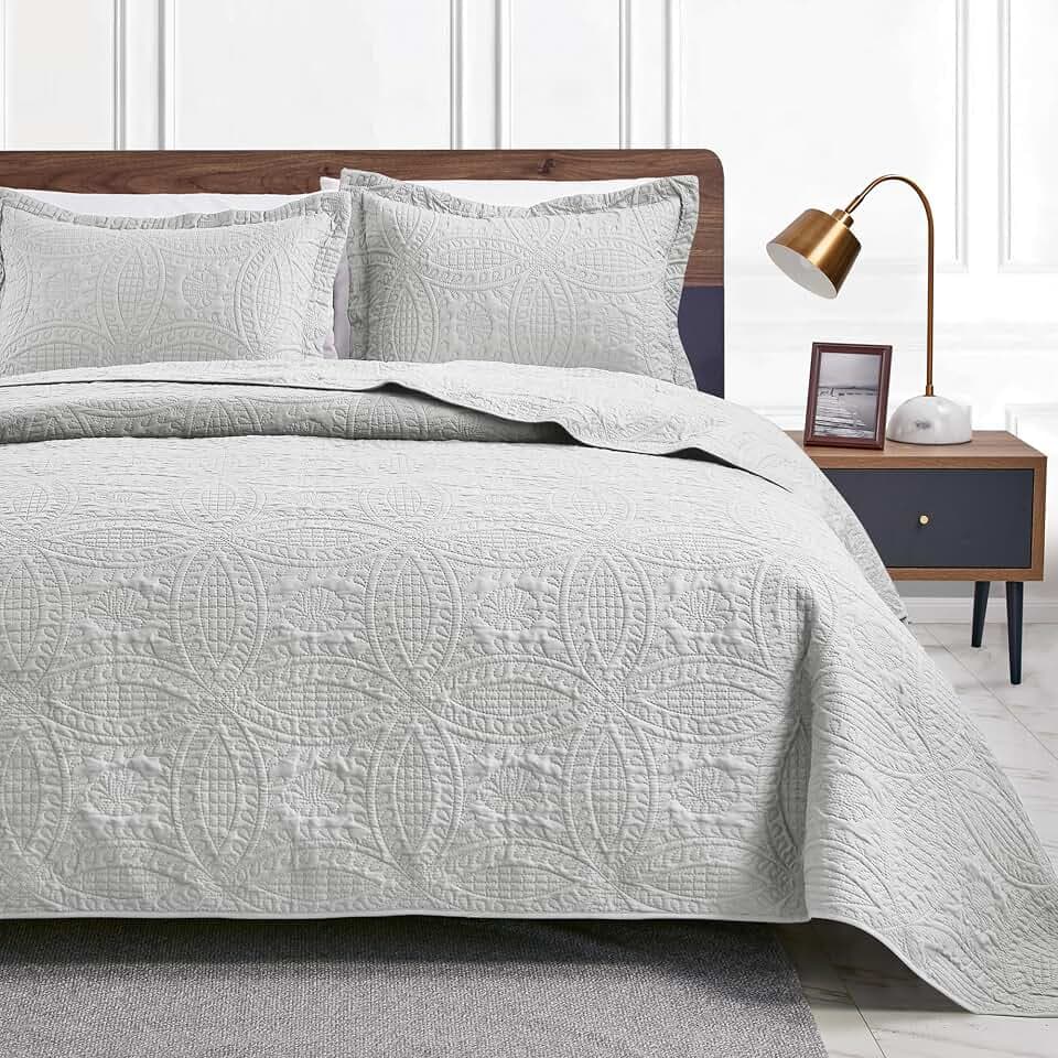 Love's cabin King Size Quilt Bedding Set Light Grey Bedspreads - Bed Summer Lightweight Bedspread Comforter - Coin Pattern Bedding Coverlet for All Season - 3 Pieces (1 Quilt, 2 Pillow Shams)