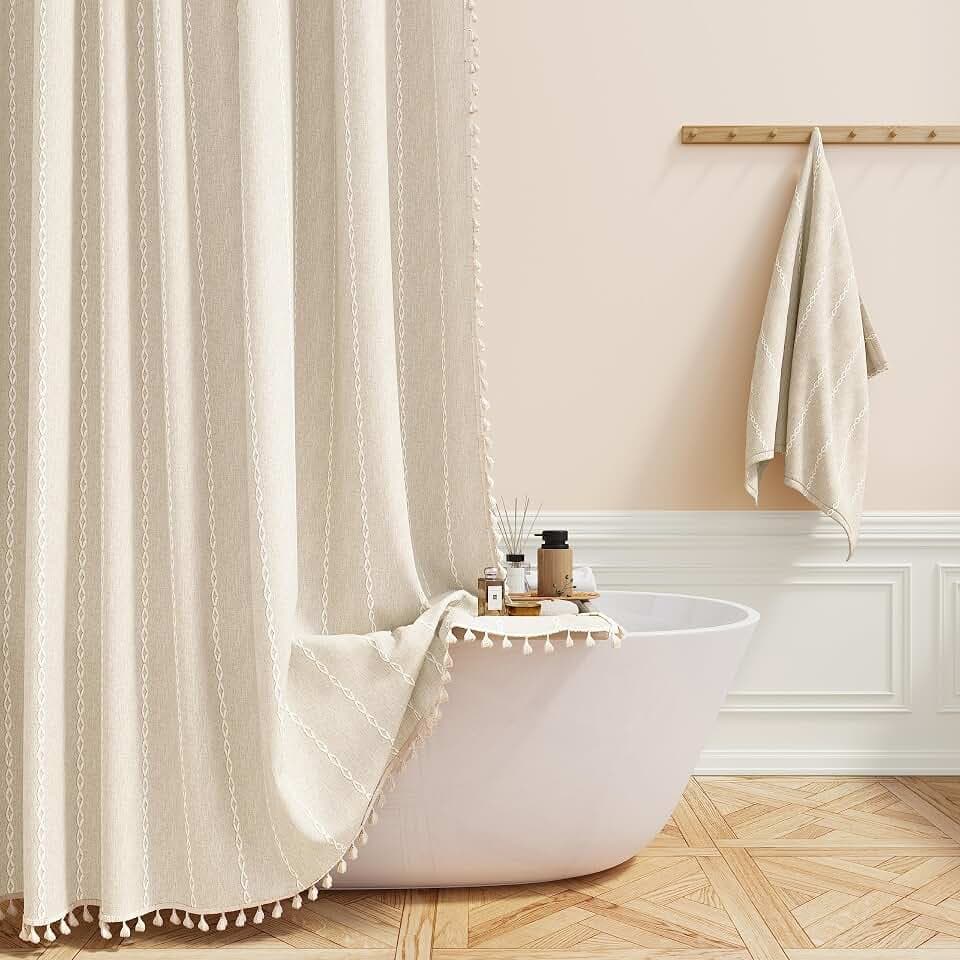 BTTN Boho Farmhouse Duschvorhang, Schimmelresistenter gestreifter Leinenstoff mit Quasten, Langlebig und Waschbar, Vintage Bohemian Dekorative Duschvorhang-Set mit 12 Haken, 182 x 182 cm, Beige/Creme