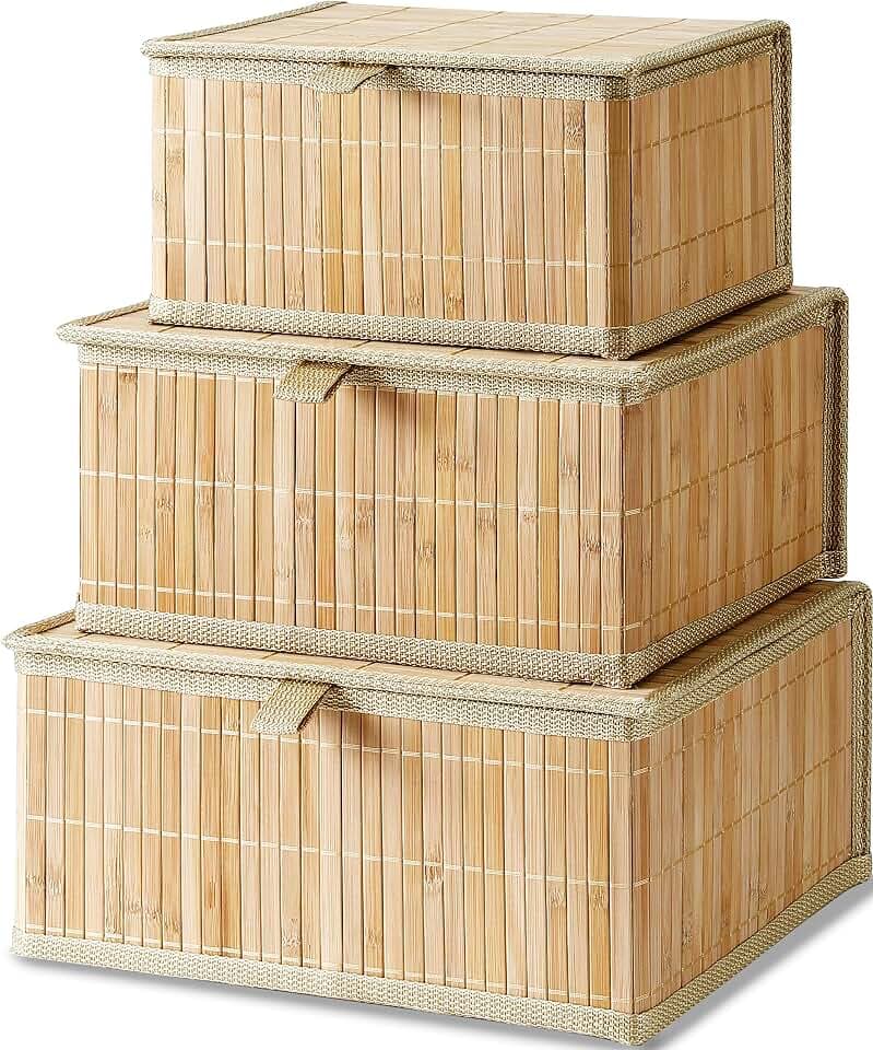 Honygebia Aufbewahrungskorb mit Deckel Geflochten - Bambus Deko Aufbewahrungsboxen, 3er Set Rattan Korb mit Deckel Gewebtem Stoffeinsatz für Badezimmer Küche Regal Organisation (Groß/Mittel/Klein)
