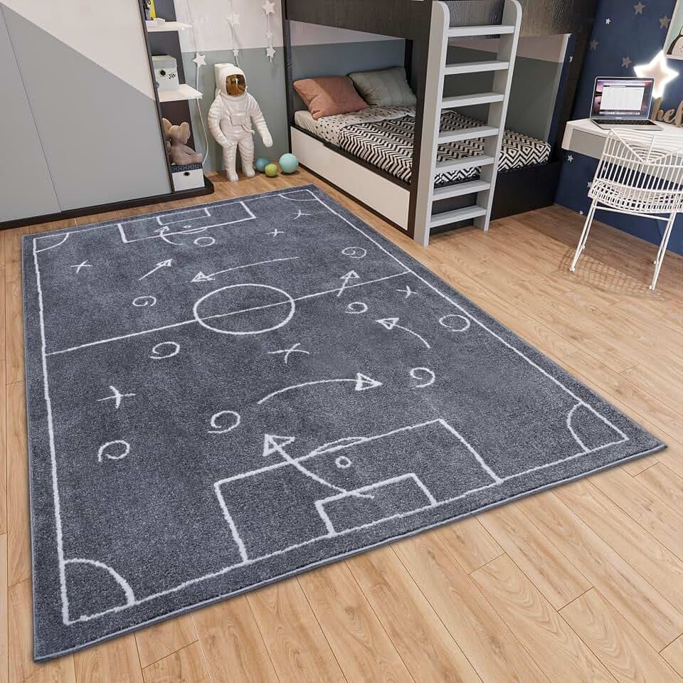 Hanse Home Adventures Kinderteppich Fußball - Fußballfeld Teppich Junge Mädchen für Kinderzimmer, Spielzimmer, Jugendzimmer, Wohnzimmer - Dunkelgrau, 160x235cm