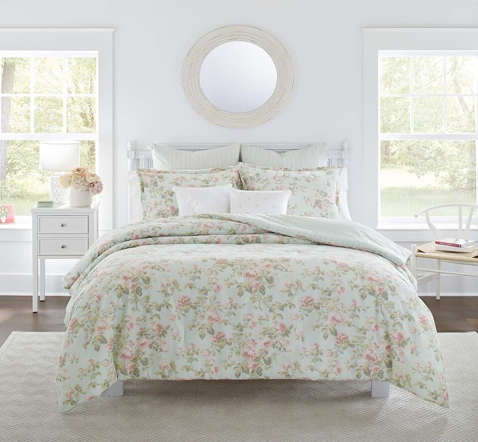 Laura Ashley Home - Queen-Size-Bettwäsche-Set, wendbare Baumwoll-Bettwäsche, inklusive passenden Kissenbezügen mit Bonus Euro-Kissenbezügen & Wurfkissen (Madelynn Pastel Blue, Queen)