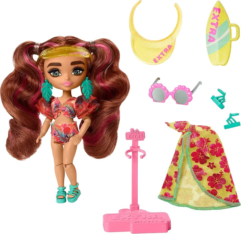 Barbie Extra Minis - Reisepuppe mit tropischem Badeanzug, Sarong und Accessoires wie Surfbrett-Tasche, Muschel-Sonnenbrille und Palmenblätterohrringen, für Kinder ab 6 Jahren, HPB18