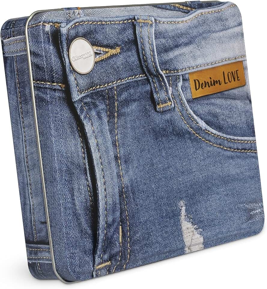 Gütermann Creativ Denim-Box mit 12 Spulen Profi-Jeansfaden Denim 100 m, 5 Jeans-Nähmaschinennadeln von Schmetz und 3 Kunstleder-Labels Dortex. Aufbewahrungsdose im coolen Denim, mehrfarbig, 799782