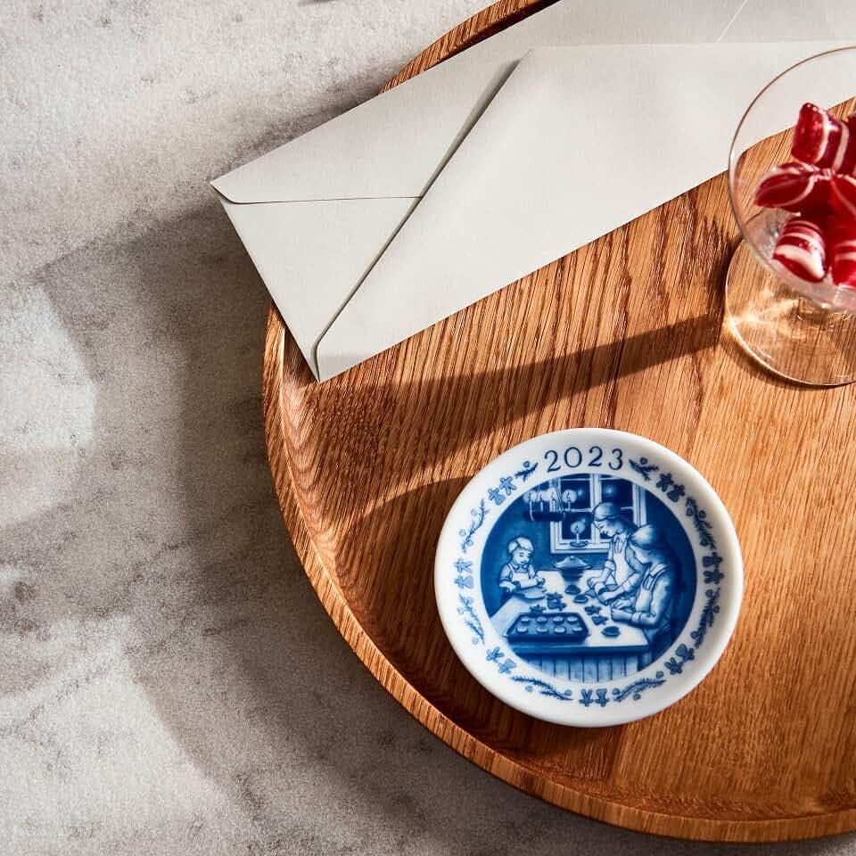 Royal Copenhagen Plakette 2023 Weihnachtsbacken aus Porzellan hergestellt, Farbe: Blau, Durchmesser: 8,5 cm, 1066050