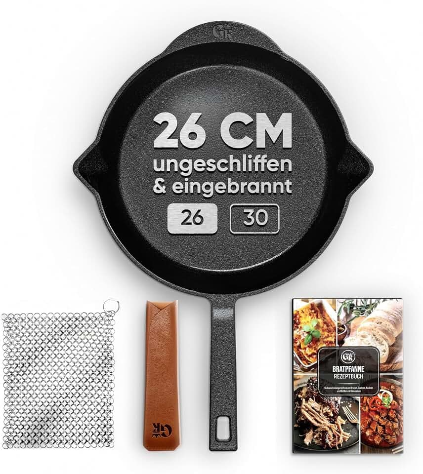 GUSSKÖNIG Ungeschliffenes Gusseisenpfanne 26cm–Eingebrannte Pfanne Gusseisen Induktion–Gusspfanne, Steakpfanne, Cast Iron Pan + Ringreiniger,Griffschutz aus echtem Leder, Rezeptbuch–30 Jahre Garantie