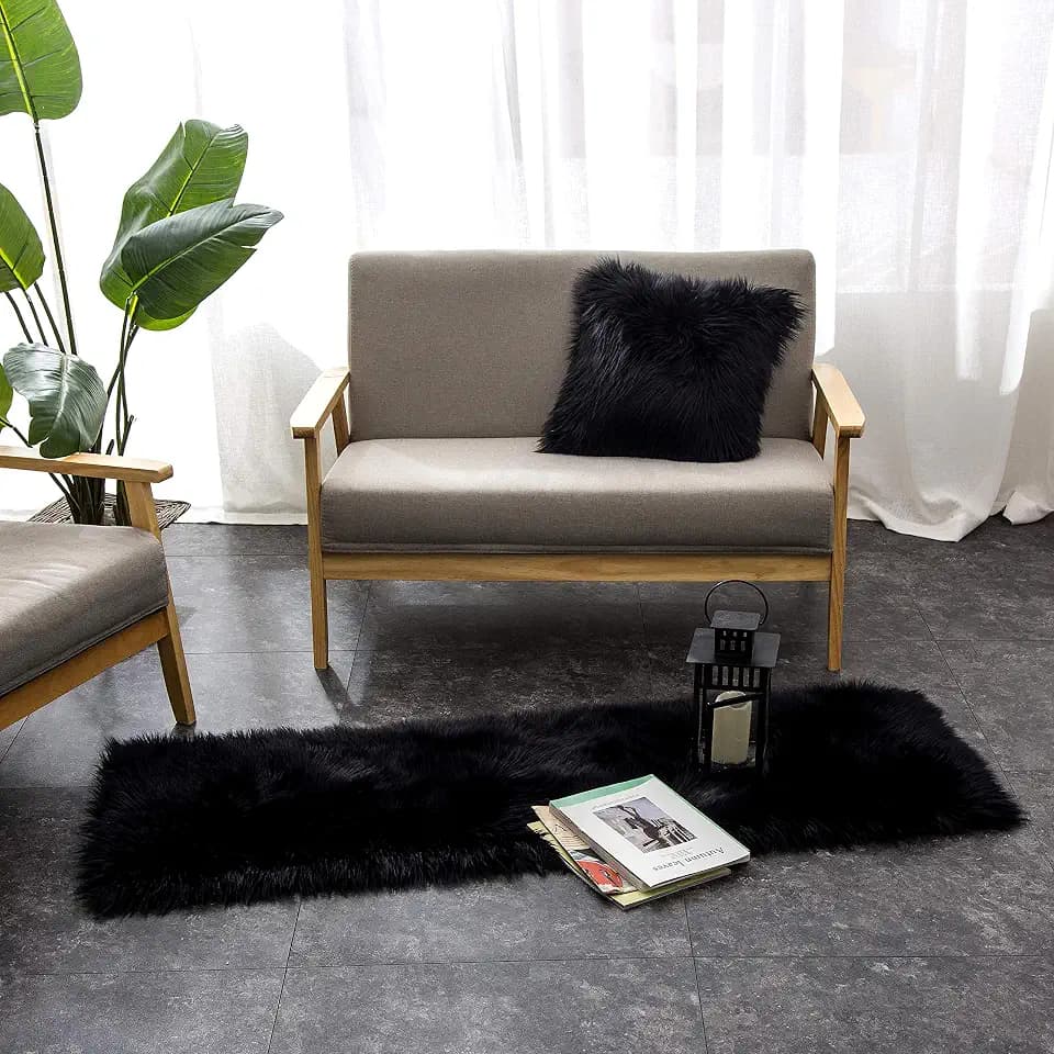 Teppich Wölkchen Lammfell Kunst-Fell-Teppich | Hochflor Deko Schaffell als Flauschiger Bett-Vorleger oder Läufer für Schlafzimmer, Wohnzimmer oder Kinderzimmer | Schwarz - 50x150 cm