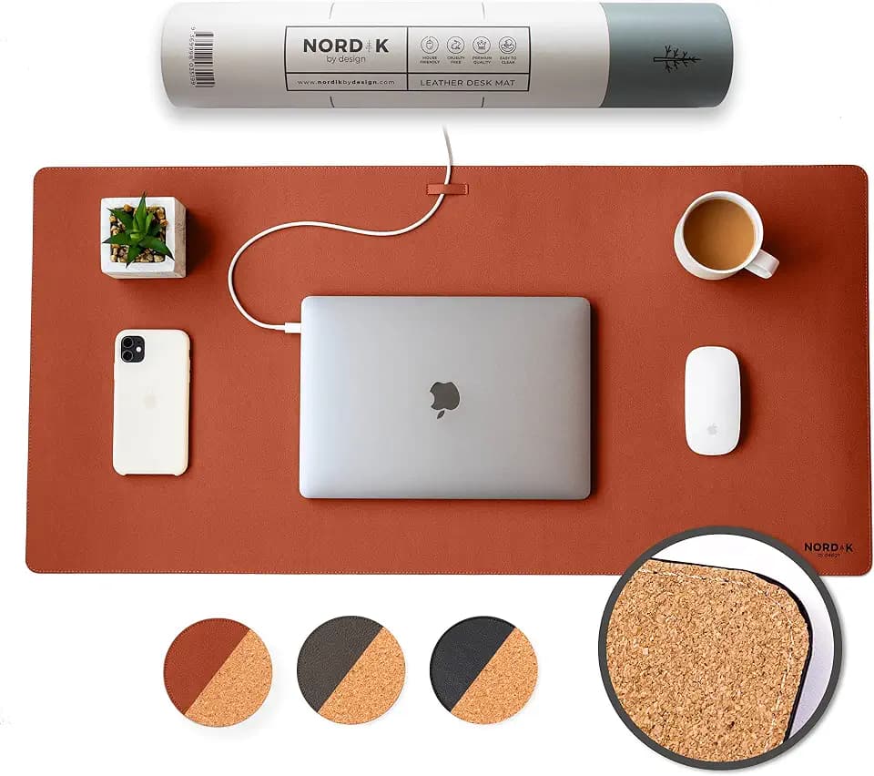 Nordik Kork Leder Schreibtischunterlage Kabelorganisator (Saddle Brown 89 X 43 cm) Premium Erweitertes Mauspad für Home Office Zubehör - Rutschfester Schreibtischunterlage aus veganem Leder