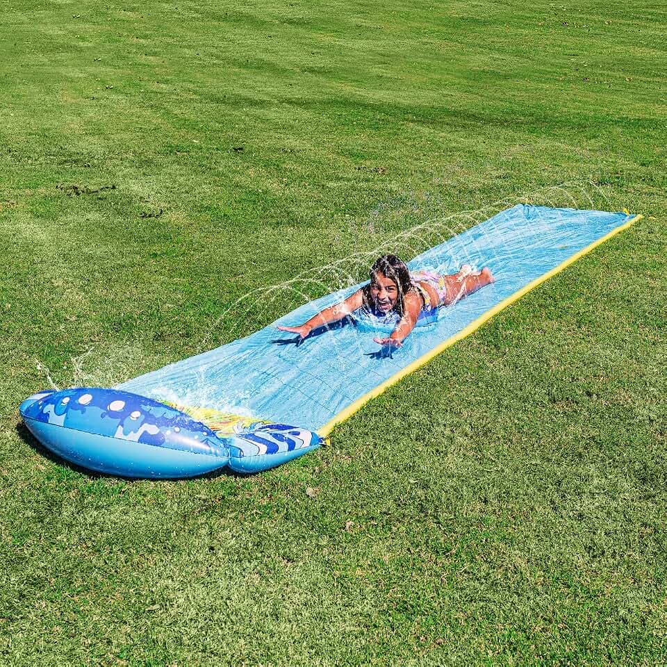 JOYIN 230in x 35,5in (584,2 x 90,2 cm) Wasserrutsche mit 1 Bodyboard, Sommerspielzeug mit eingebautem Sprinkler für Garten und Außen-Wasserspaß