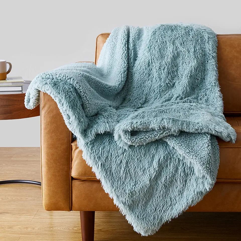 Amazon Basics Sherpa Kuscheldecke, zotteliges langes Kunstfell, 127 x 152 cm, Blaugrün