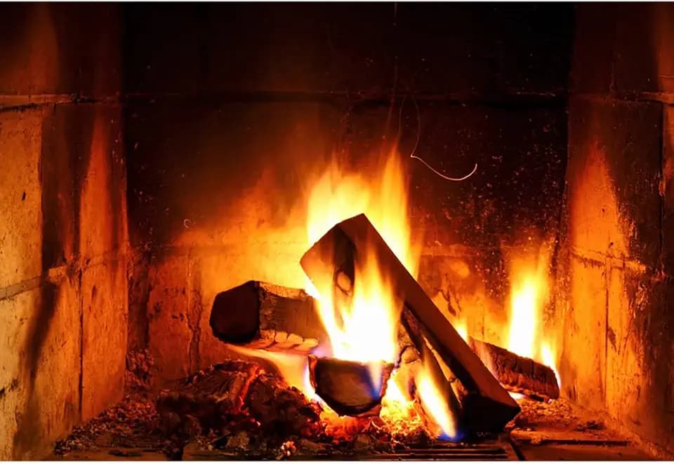 Aoihrraan 1,5x1m Brennen Brennholz Hintergrund Flammen Feuer Vintage Backstein Wand Kamin Flackern Flamme Fotografie Hintergrund Camping Grillen Lagerfeuer Party Kinder Erwachsene Foto Requisiten