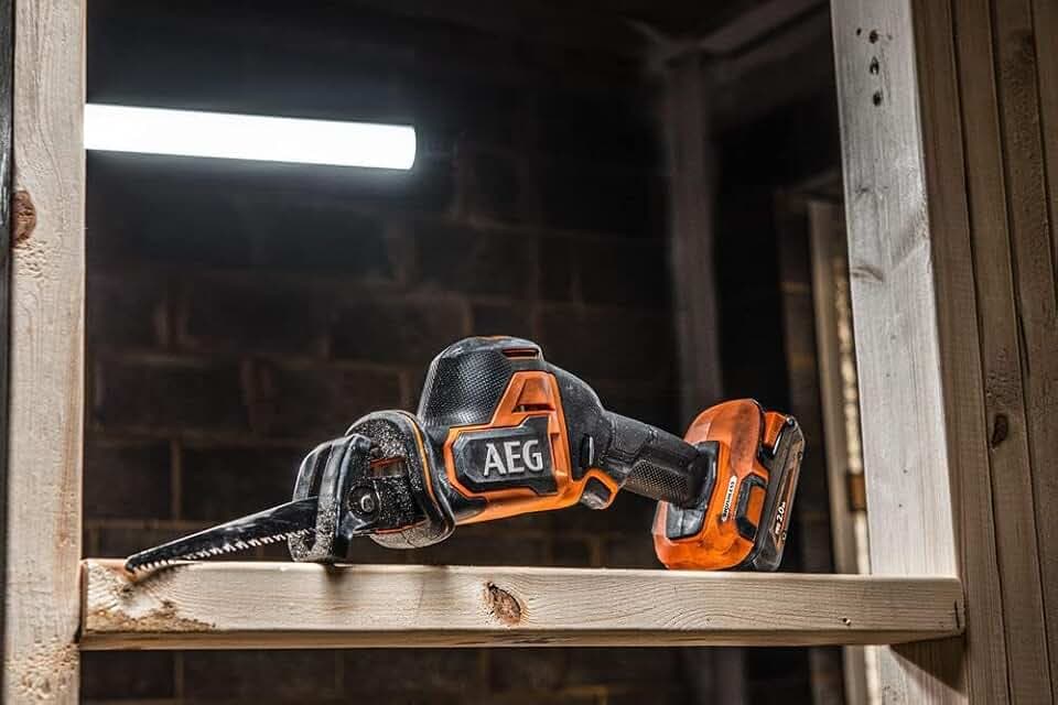 AEG 18 V PRO18V Brushless Akku-Säbelsäge BUS18SBL-0 (Hublänge 22 mm, max. Leerlaufhubzahl 0-3.200 min-1, werkzeugloser Sägeblattwechsel, ohne Akku & Ladegerät, im Karton)