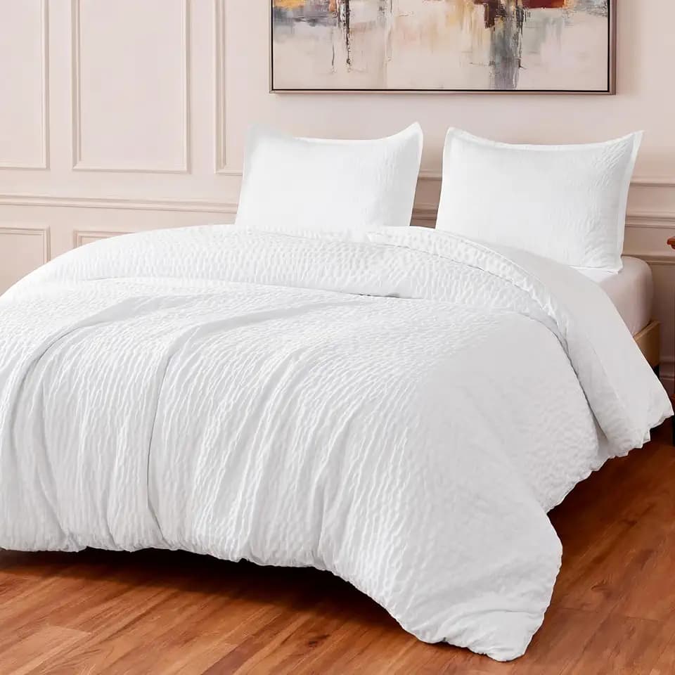 Amazon Basics Duvet Cover Set with Jacquard Geometric Pattern, 3-Piece with 1 Duvet Cover and 2 Pillow Shams, Comforter Not Included, King, White