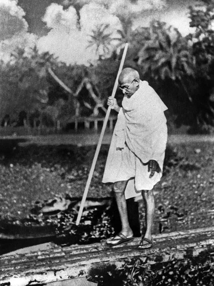 ART.COM Wall Photo Le Mahatma Mohandas Karamchand Gandhi (1869-1948) During Salt March in 1930, 24" x 32"