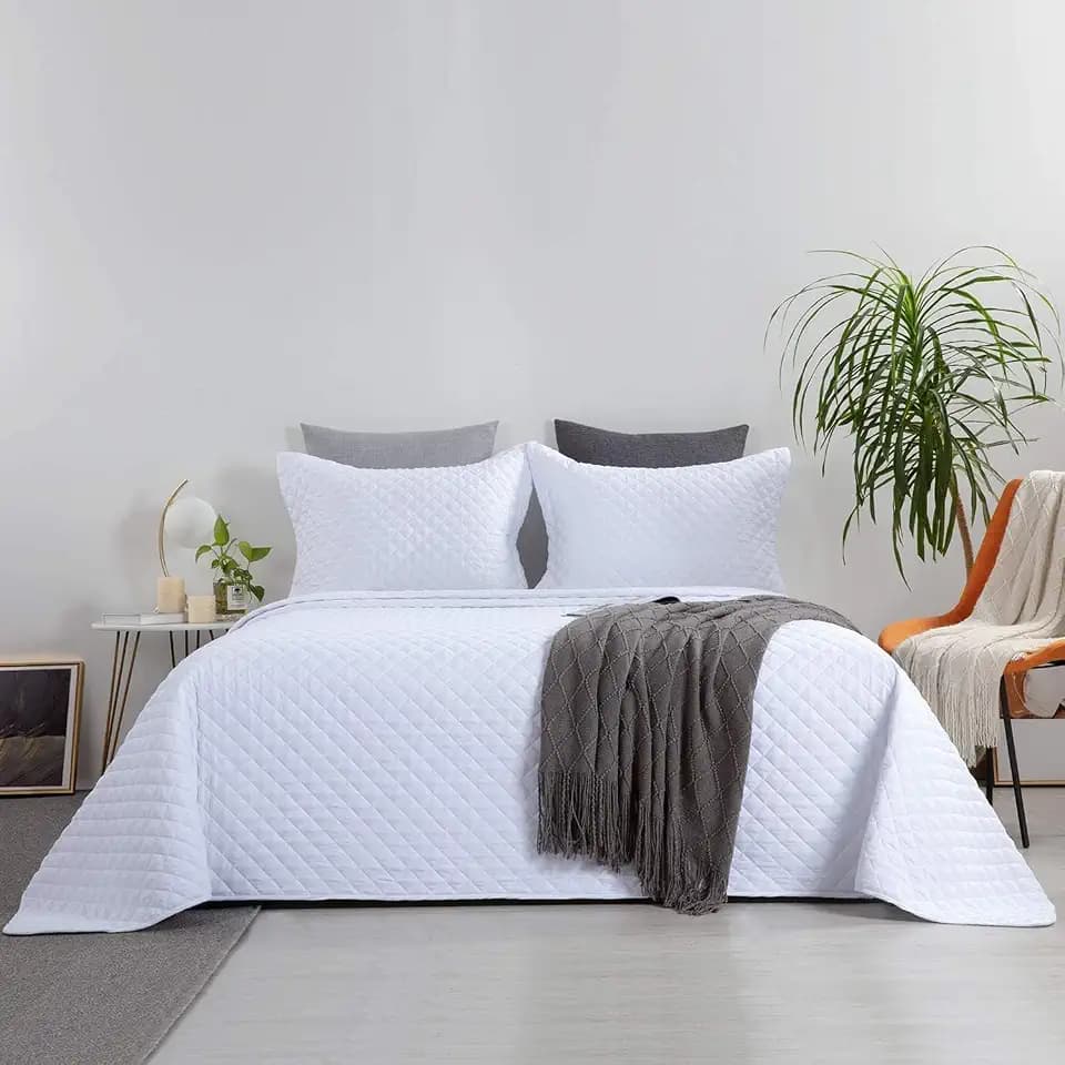 HOMBYS 3 Piece Oversized King Quilt Set Bedspread 120x132 Reversible Lightweight Coverlet Alaskan Summer Comforter Set (Alaskan King 120x132, White)