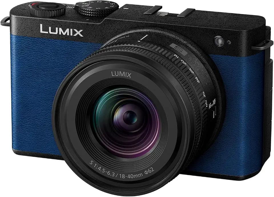 Panasonic Lumix DC-S9NE-A Spiegellose Vollformatkamera, Open Gate Vlogging, 24,2 MP, 6K/4K, 779-Punkt-PDAF, Bildstabilisierung, LUT's, 180°-flexiblen-Monitor, 5 GHz WLAN, Blau, mit Objektiv S-R1840E